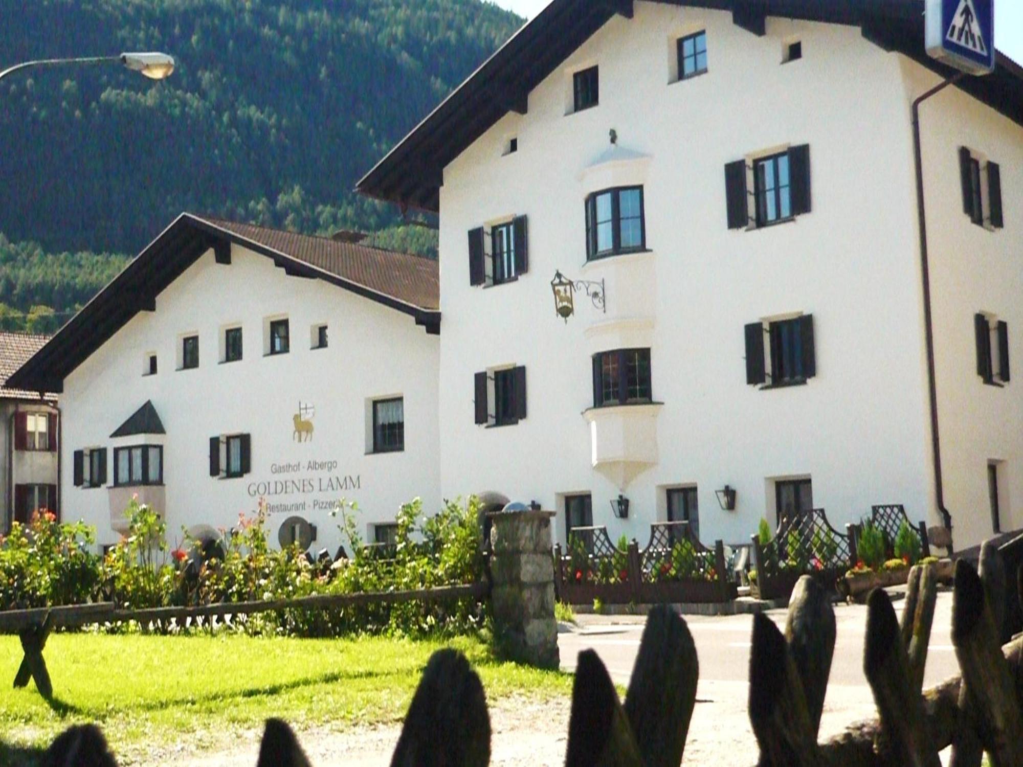 Hotel Gasthof Goldenes Lamm Vahrn Exterior foto